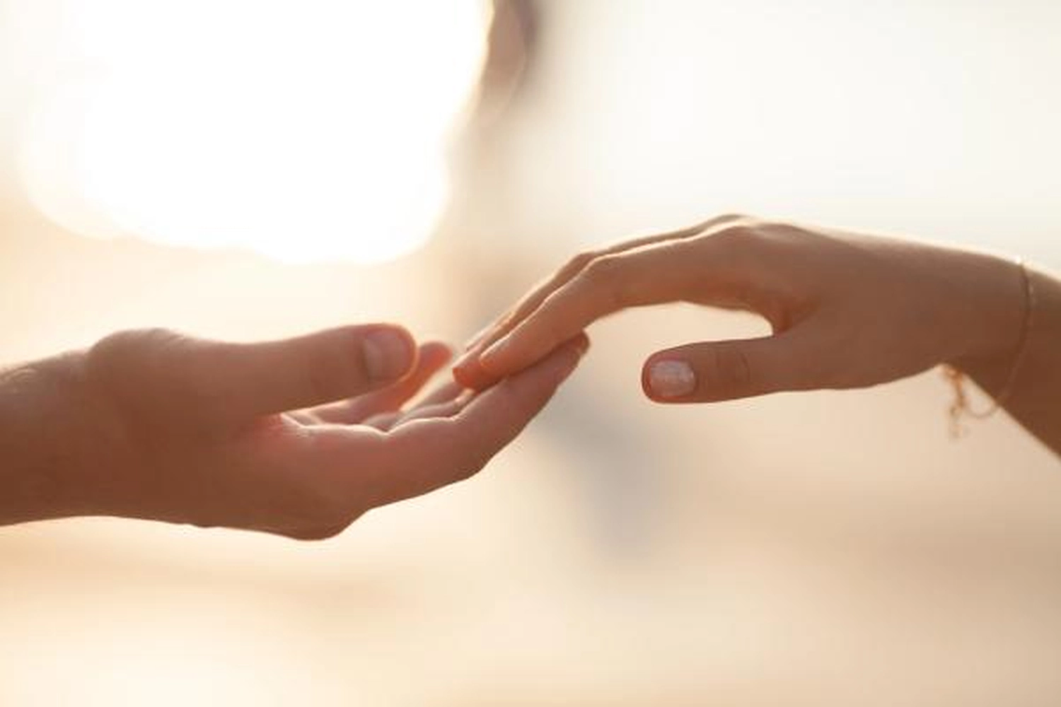 Simona Manoiu – Coaching und Psychotherapie – Dieses Foto ist ein weit verbreitetes Stockfoto, das oft verwendet wird, um Zuneigung und Verbundenheit darzustellen.